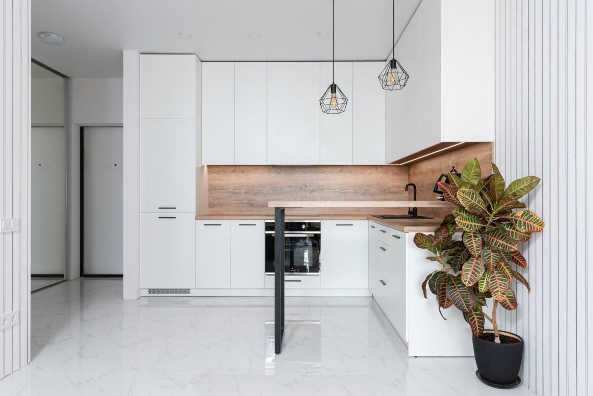 Cozinha moderna com piso cerâmico claro