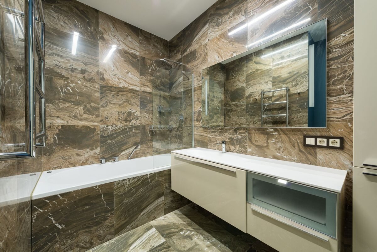 Banheiro com porcelanato marmorizado Eliane