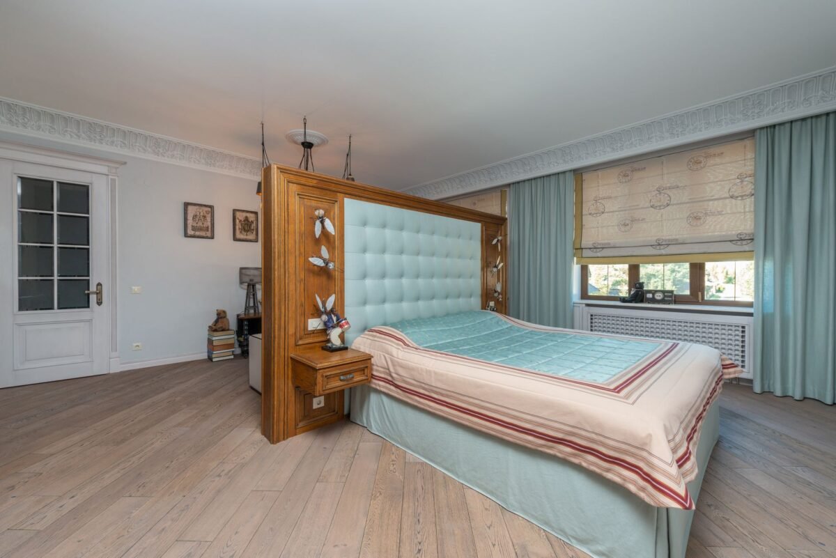 Quarto moderno com piso amadeirado