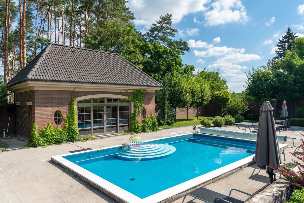 Area de piscina com deck